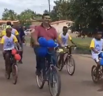 Flávio Dino andando de Bicicleta no interior do Estado